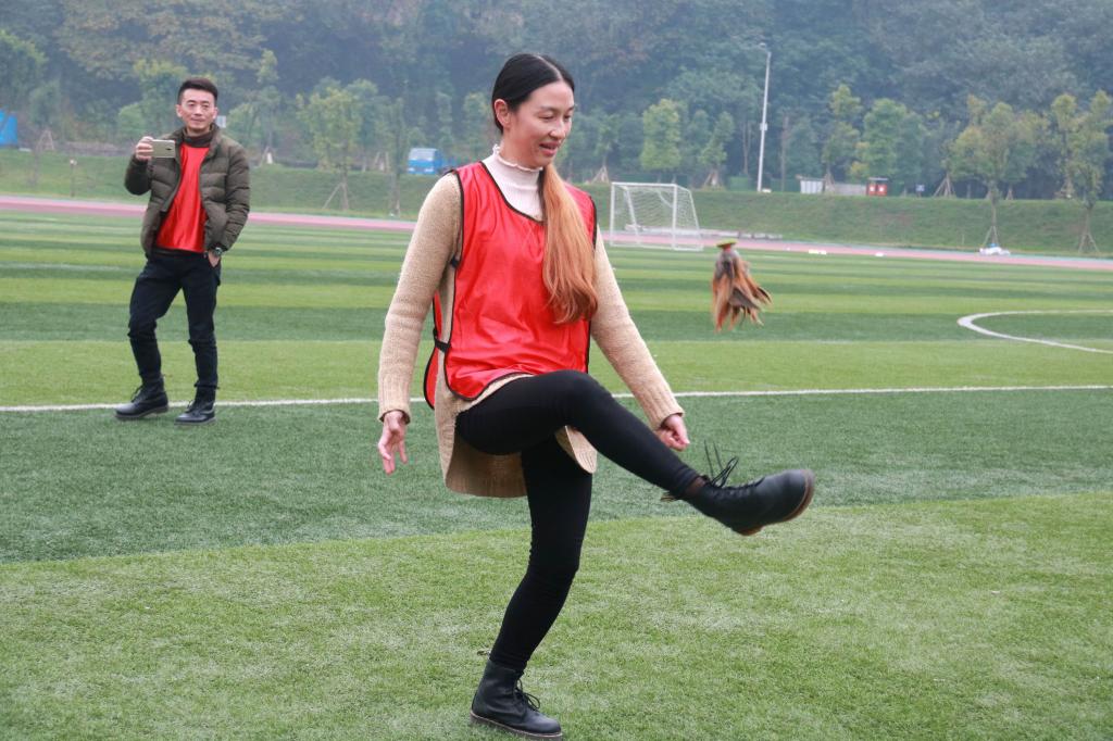 教师党员在踢毽子