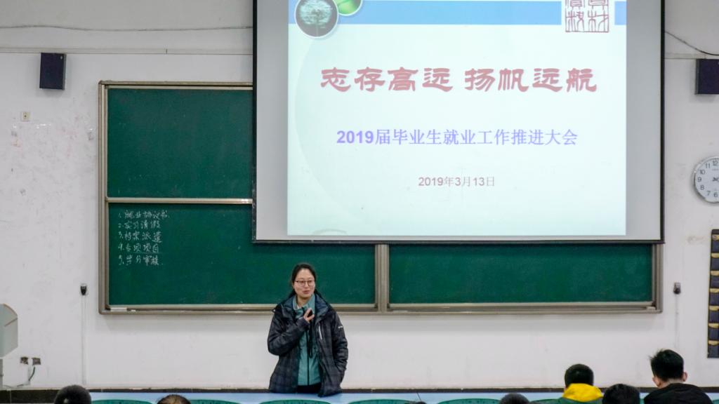 团总支书记沈倩作讲解