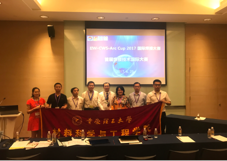 我校参赛学生与评委专家合影