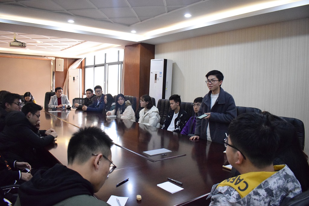 座谈会学生干部们积极发言